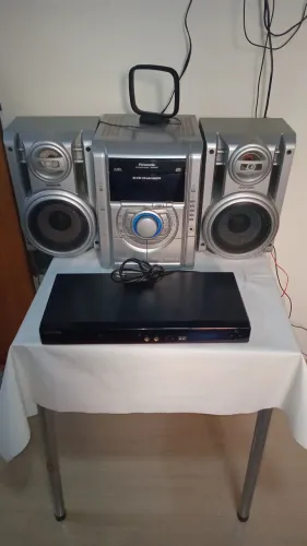 Aparelho de som e um dvd
