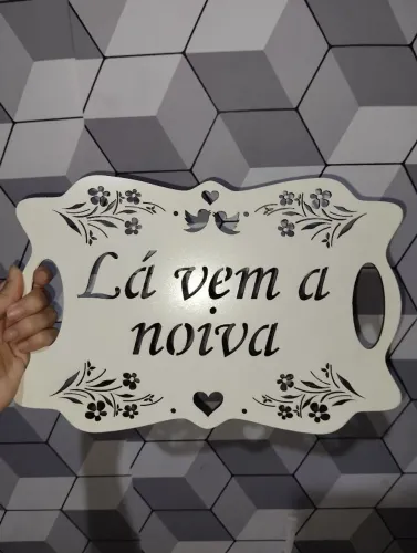 Placa MDF Branca "La vem a noiva" - Nova