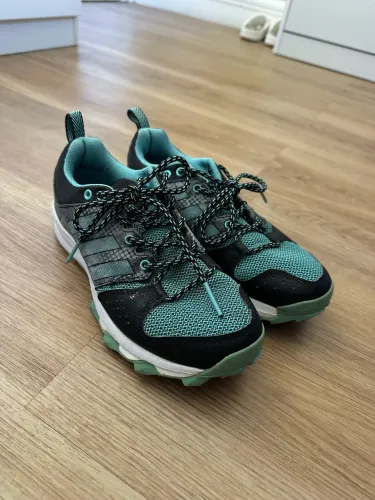Tenis Adidas para Trilha