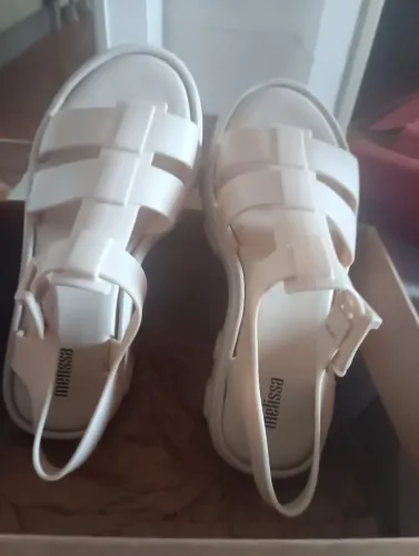 Vendo sandália da Melissa 