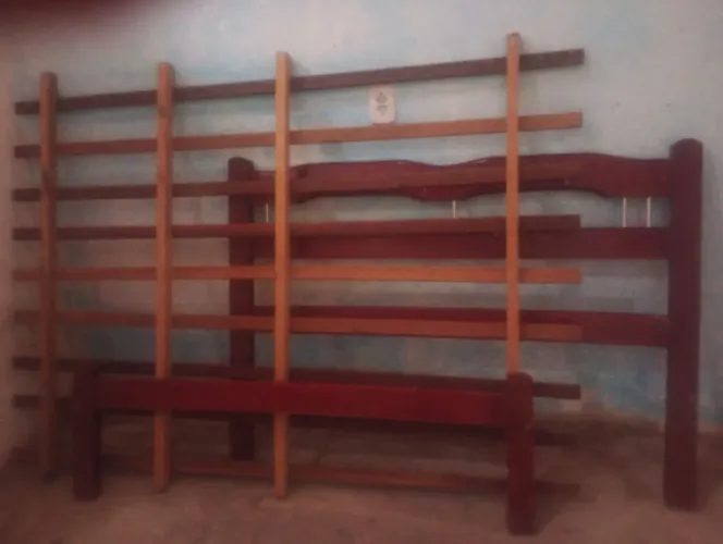 Cama de casal , em madeira , mogno , bem.conservada , a venda . 
