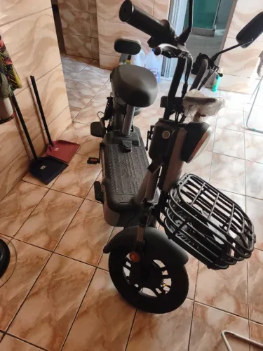 Esse modelo específico destaca-se por ter uma carenagem em estilo moto/scooter, painel dig