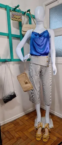 Calça feminina pantacourt listrada