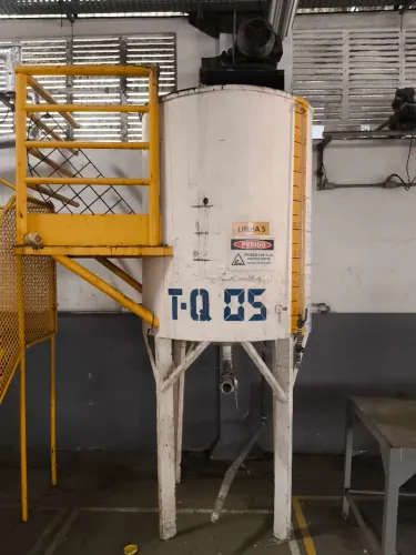 Tanque em aço inox 1.600 L com misturador e higienizado 