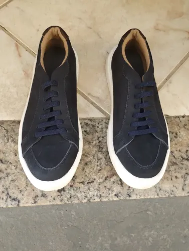 Vende-se sapatênis semi-novo usado apenas duas vezes, material couro , cadarço embutido!