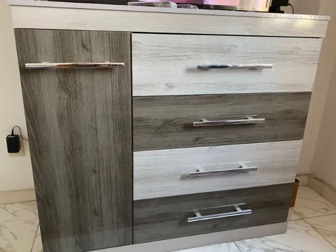 Cômoda Grande com Gavetas e Porta Lateral - Motivo Mudança