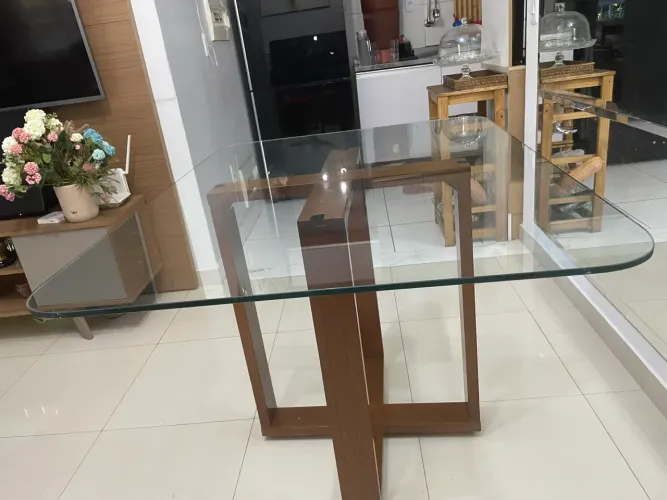 Vendo tampo de mesa com pé de madeira , produto da Lar Shopping. Seminovo