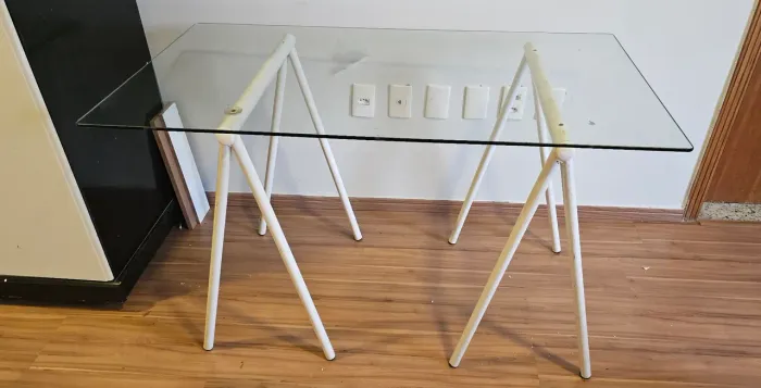 Mesa com cavalete e vidro temperado