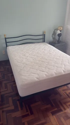 Conjunto de quarto - cama de casal, aparador e mesa de cabeceira