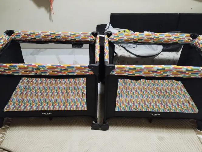 Vendo 2 berço de gêmeos portátil da marca Voyage