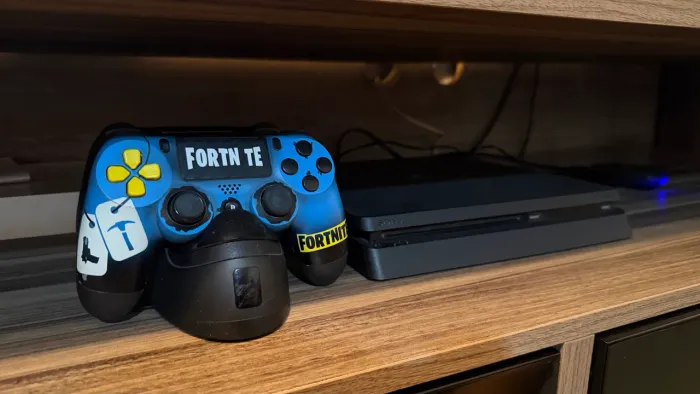Ps4 slim com 2 controles 3 jogos 500gb