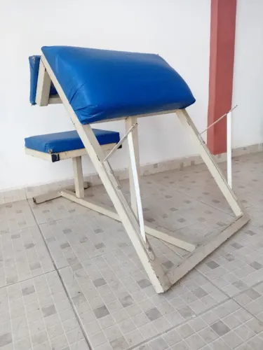 Banco Scott para treino de bíceps  