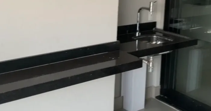 Bancada em granito preto São Gabriel, com cuba em aço inox.