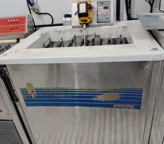 Picoleteira 6 formas Brasfrio 500 h , serve pra gelo saborizado também, 220 v Trifásico.