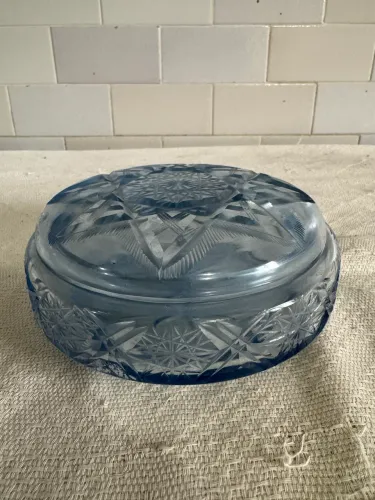 Antiga bomboniere em cristal azul
