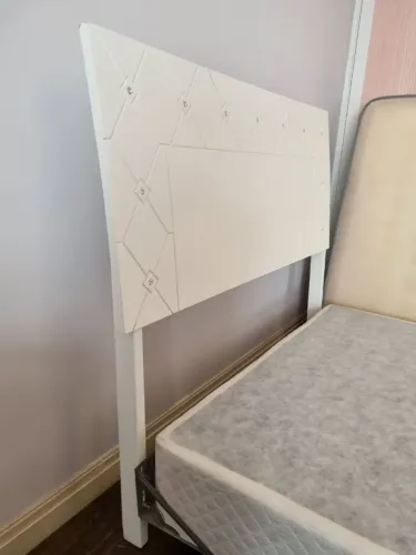 Cama Box + Cabeceira Branca com Cristais