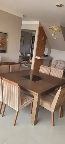 Mesa de jantar de madeira c/8 cadeiras