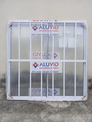 Vendo janela alumínio branco com grade NOVA com 1,00m X 1,00m.