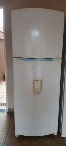Geladeira Consul com filtro na porta
