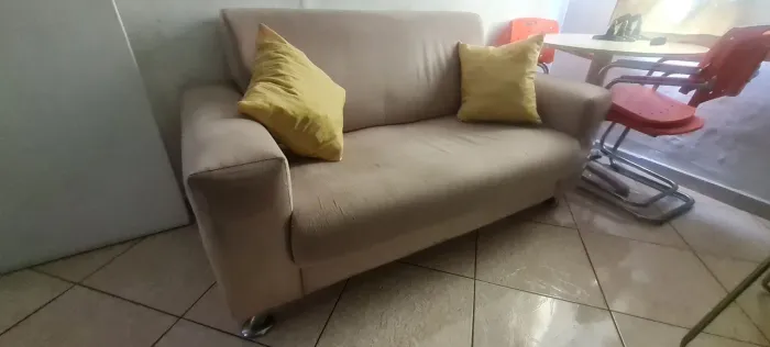 Sofá 2 lugares com almofadas