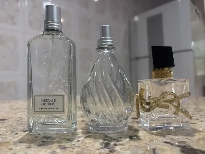 Vidros de perfume vazio