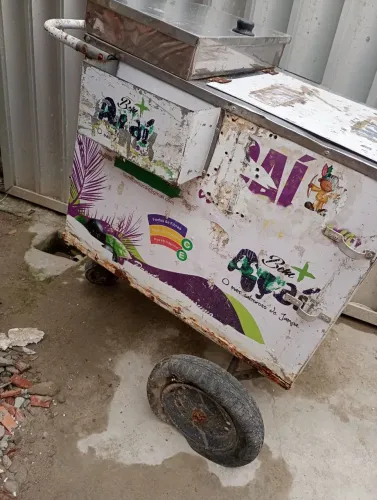Carrinho de lanche, bastante usado,mas aínda da para usar.
