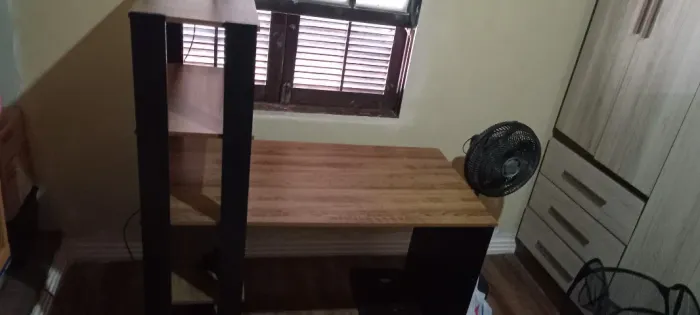 Mesa de jantar c/ 6 cadeiras + escrivaninha 