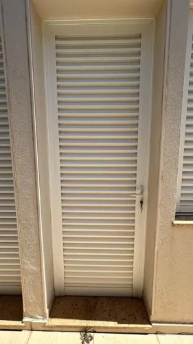 Porta de Giro de Alumínio com Veneziana