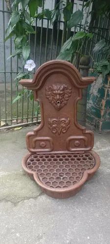 Linda fonte de parede em ferro fundido temática de leão