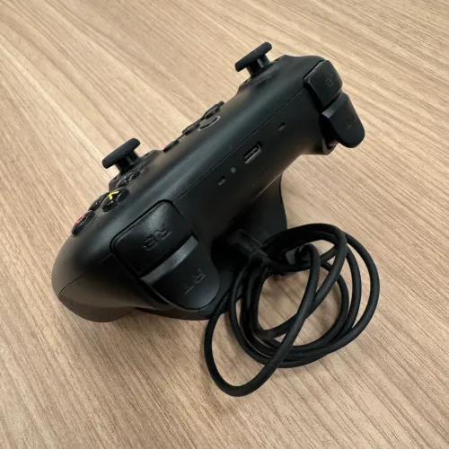 Controle 8BitDo com dock de carregamento