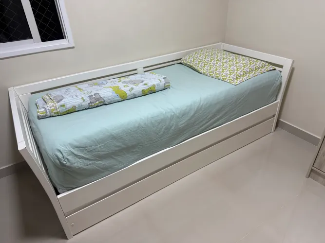 Cama de solteiro com colchão mais cama auxiliar (sem colchão)