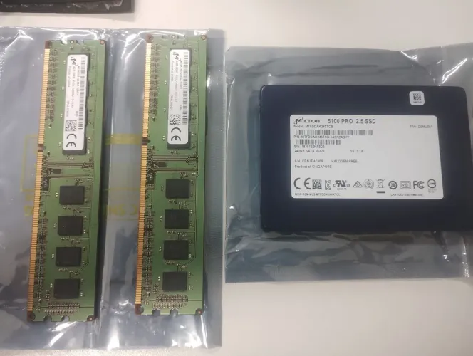 01 SSD mícron 240GB. 02 pentes de memória DDR3 4 GB cada