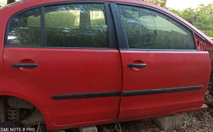 Porta dianteira / traseira lado direito Polo Sedan 2010
