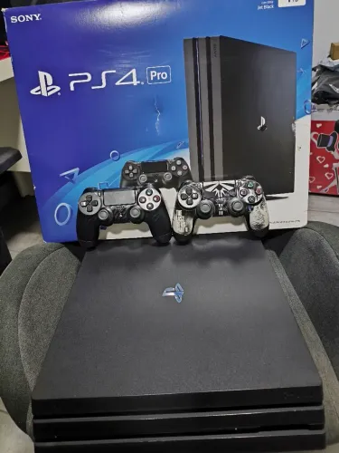 PS4 PRO + SSD 1TB + 2 CONTROLES. R$ 1.800,00