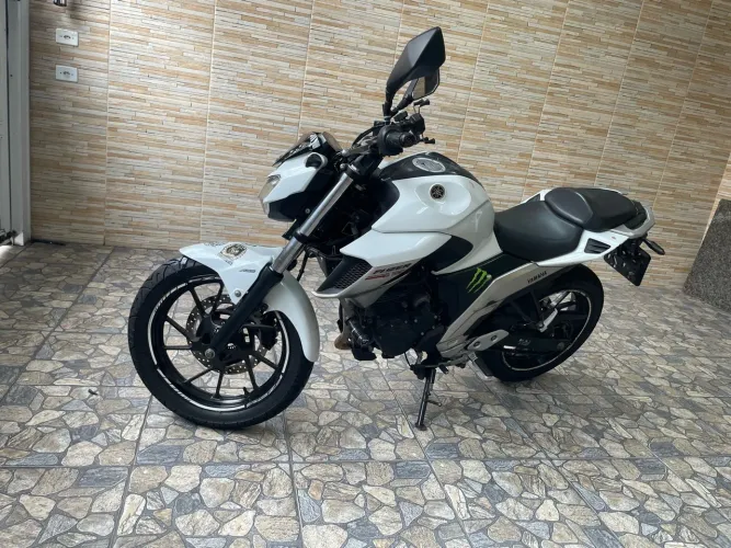 Vendo Yamaha Fazer - R$ 15 mil