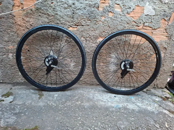 Par de Rodas Aro 24 com Pneu Maciço Kenda e Cubo Servo-Brake
