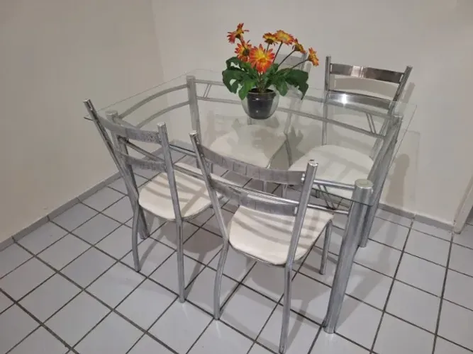 Mesa de aço cromado + tampo de vidro e 4 cadeiras
