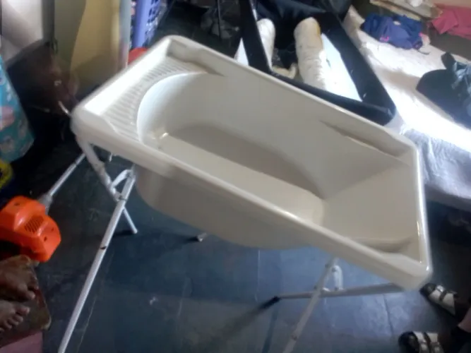 Vendo uma banheira de pe de bebê 