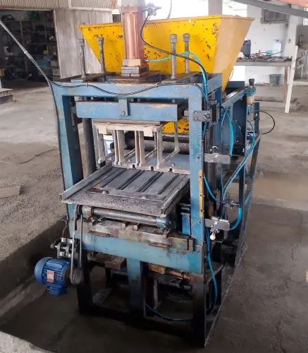 Máquina de bloco com compressor. Oportunidade. Faz 4 bloco de 14 por vês.