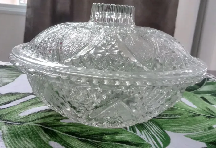Bomboniere vidro antigo, em perfeito estado.