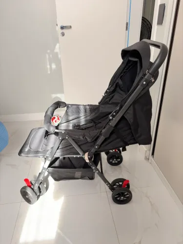 Carrinho de bebê com alça reversível