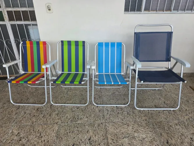 Cadeiras de praia, uma grande e três médias 