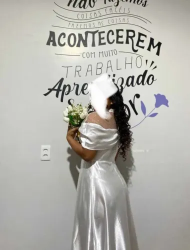 Vestido Branco Midi de Cetim com Pérolas e Tule