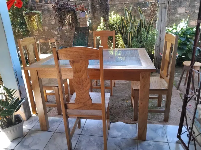 Jogo de mesa com cadeiras