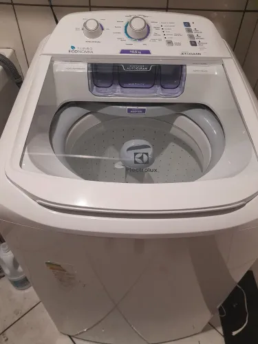 Uma máquina de lavar roupas da Electrolux 