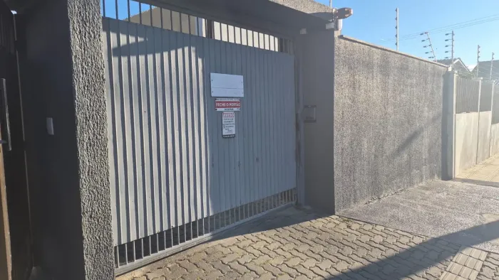 Portão de ferro com pintura a óleo