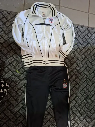 Agasalho do Corinthians feminino tamnho 10 mas serve melhor 8 anos