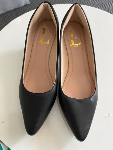 Scarpins novos um preto e outro azul marinho confortável 36 com pequeno defeito