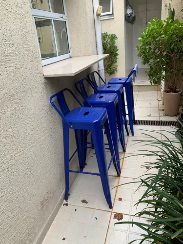 4 Banquetas Industriais de Metal Estilo Tolix Azul com Encosto