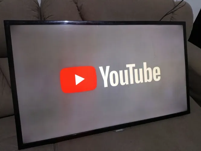 Tv 48 polegadas Smart tv com controle conservada
